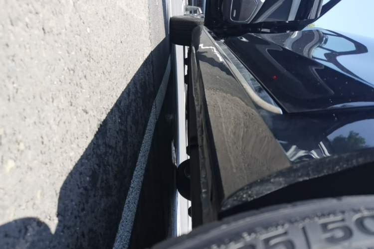 Used Hongqi H5 2025 2.0T Automatic Flag Edition – 500 000 Units Commemorative Version Left Side Sill
