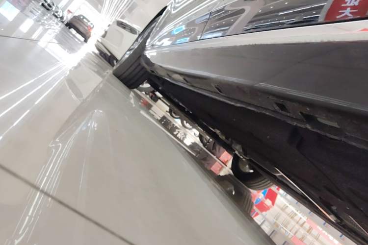 Used Hongqi H5 2025 2.0T Automatic Flag Edition – 500 000 Units Commemorative Version Left Side Sill