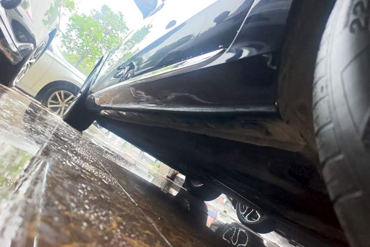 Used Hongqi H5 2025 2.0T Automatic Flag Edition – 500 000 Units Commemorative Version Left Side Sill