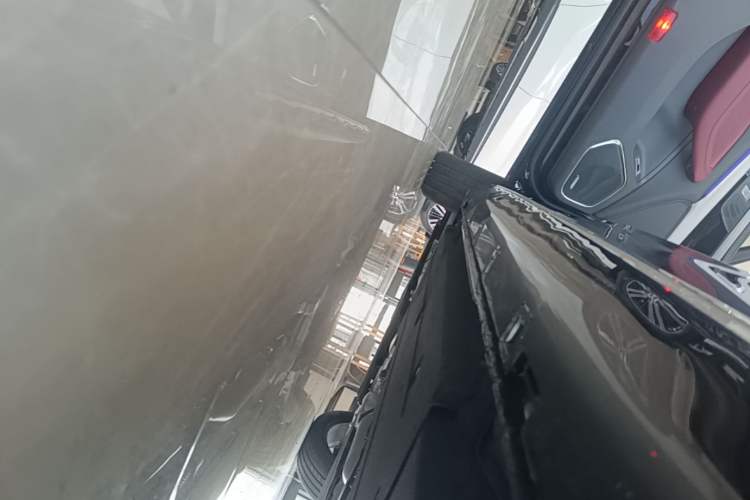 Used Hongqi H5 2025 2.0T Automatic Flag Edition – 500 000 Units Commemorative Version Left Side Sill