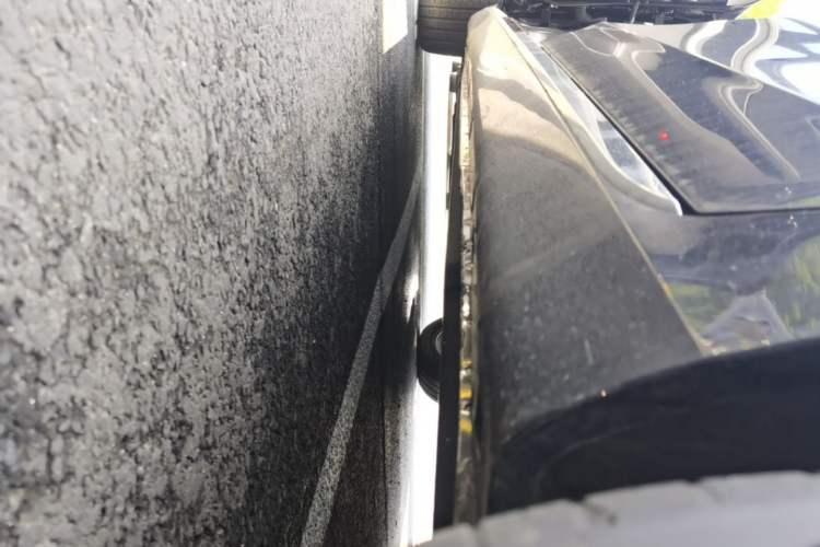 Used Hongqi H5 2025 2.0T Automatic Flag Edition – 500 000 Units Commemorative Version Left Side Sill