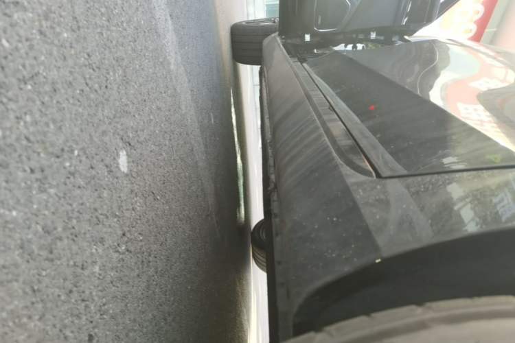 Used Hongqi H5 2025 Model 2.0T Automatic Xuan Ying 2 Million Units Commemorative Edition Left Side Sill