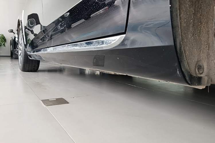 Used Hongqi H5 2025 2.0T Automatic Flag Edition – 500 000 Units Commemorative Version Left Side Sill
