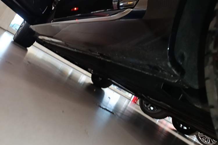 Used Hongqi H5 2025 2.0T Automatic Flag Edition – 500 000 Units Commemorative Version Left Side Sill