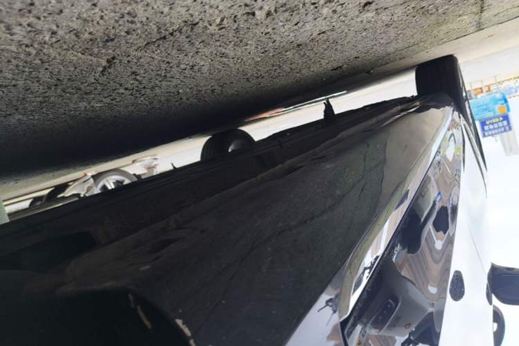 Used Hongqi H5 2025 2.0T Automatic Flag Edition – 500 000 Units Commemorative Version Left Side Sill