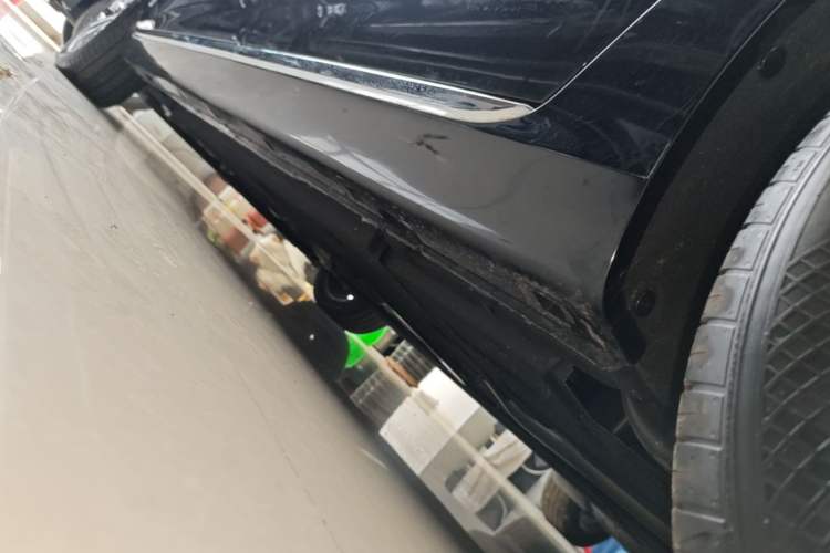 Used Hongqi H5 2025 2.0T Automatic Flag Edition – 500 000 Units Commemorative Version Left Side Sill