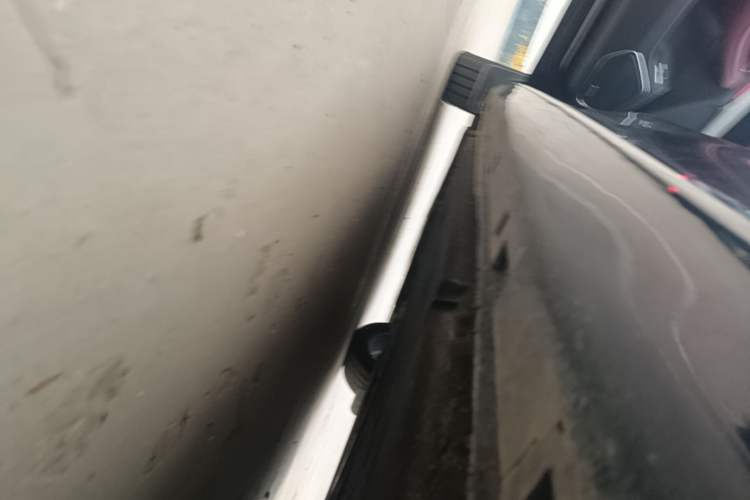 Used Hongqi H5 2025 2.0T Automatic Flag Edition – 500 000 Units Commemorative Version Left Side Sill