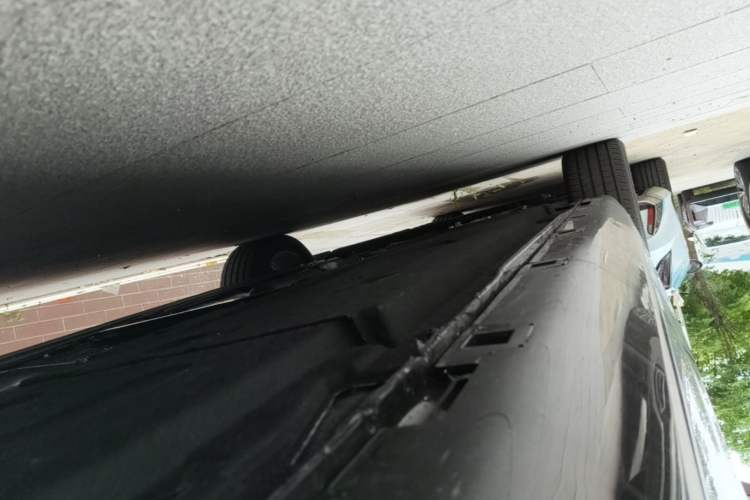 Used Hongqi H5 2025 2.0T Automatic Flag Edition – 500 000 Units Commemorative Version Left Side Sill