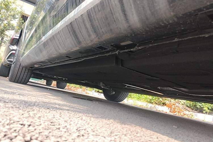 Used Hongqi H5 2025 2.0T Automatic Flag Edition – 500 000 Units Commemorative Version Left Side Sill