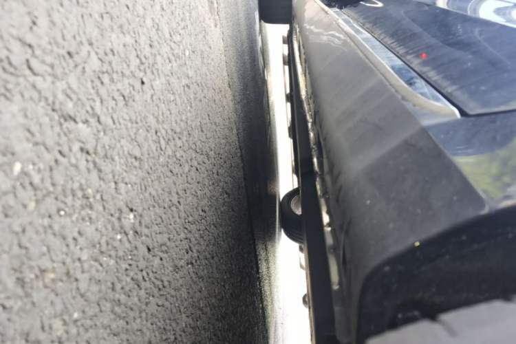 Used Hongqi H5 2025 2.0T Automatic Flag Edition – 500 000 Units Commemorative Version Left Side Sill