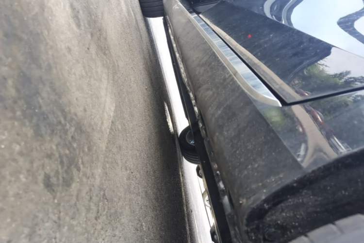 Used Hongqi H5 2025 2.0T Automatic Flag Edition – 500 000 Units Commemorative Version Left Side Sill