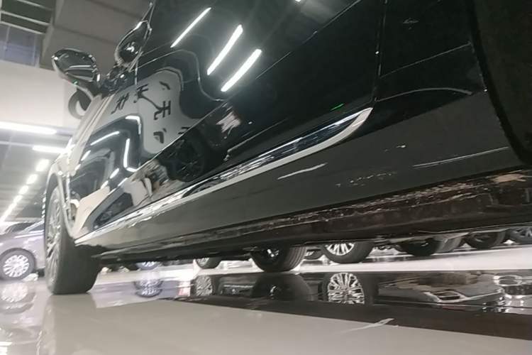 Used Hongqi H5 2025 2.0T Automatic Flag Edition – 500 000 Units Commemorative Version Left Side Sill