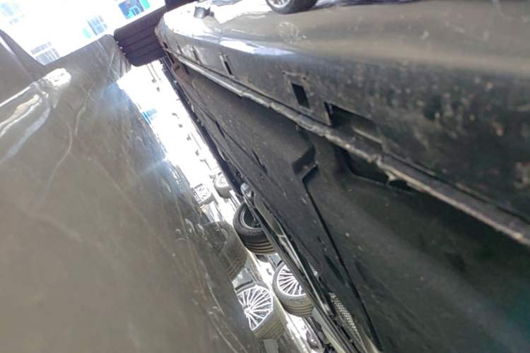 Used Hongqi H5 2025 2.0T Automatic Flag Edition – 500 000 Units Commemorative Version Left Side Sill