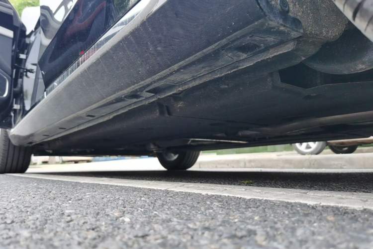 Used Hongqi H5 2025 2.0T Automatic Flag Edition – 500 000 Units Commemorative Version Left Side Sill