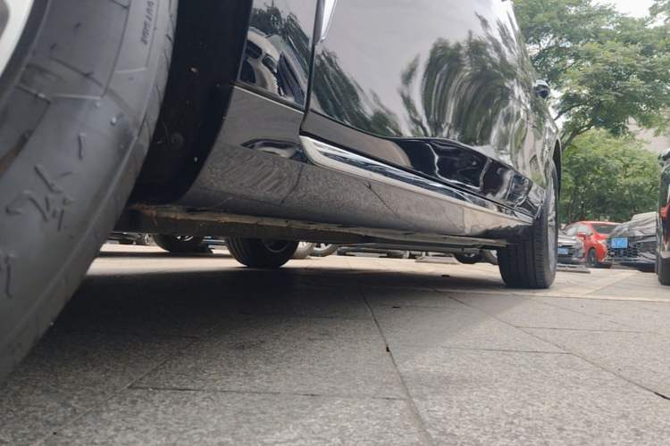 Used Hongqi H5 2025 2.0T Automatic Flagship 500 000th Unit Anniversary Edition Left Side Sill