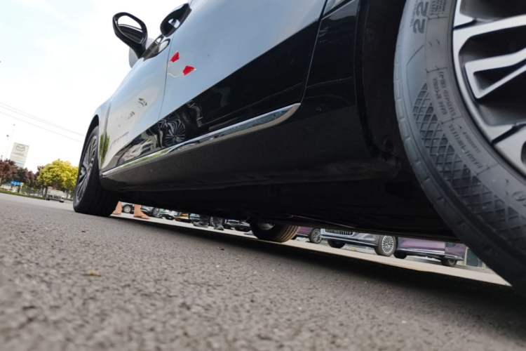 Used Hongqi H5 2025 2.0T Automatic Flag Edition – 500 000 Units Commemorative Version Left Side Sill
