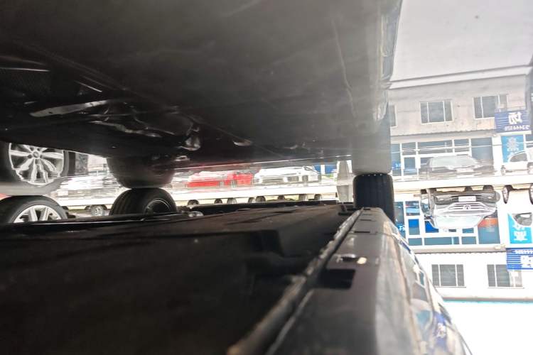 Used Hongqi H5 2025 2.0T Automatic Flag Edition – 500 000 Units Commemorative Version Left Side Sill