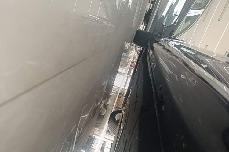Used Hongqi H5 2025 2.0T Automatic Flag Edition – 500 000 Units Commemorative Version Left Side Sill