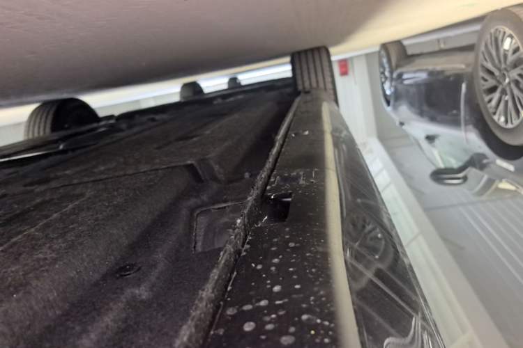 Used Hongqi H5 2025 2.0T Automatic Flag Edition – 500 000 Units Commemorative Version Left Side Sill