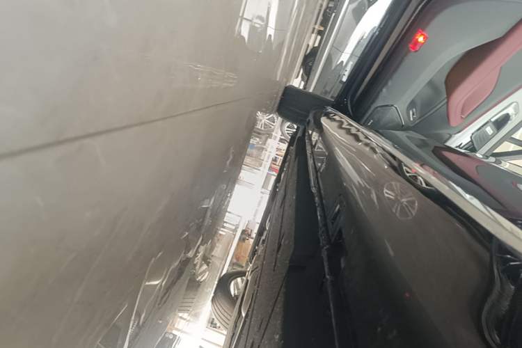 Used Hongqi H5 2025 2.0T Automatic Flag Edition – 500 000 Units Commemorative Version Left Side Sill