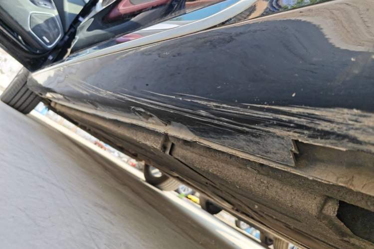 Used Hongqi H5 2025 2.0T Automatic Flag Edition – 500 000 Units Commemorative Version Left Side Sill