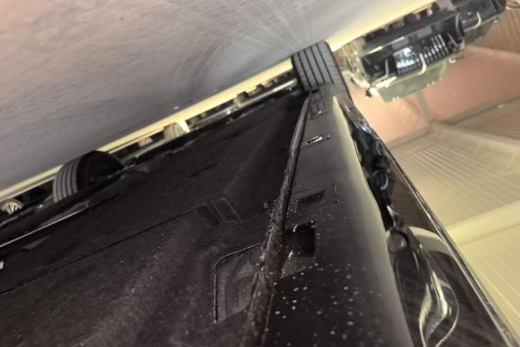 Used Hongqi H5 2025 2.0T Automatic Flag Edition – 500 000 Units Commemorative Version Left Side Sill