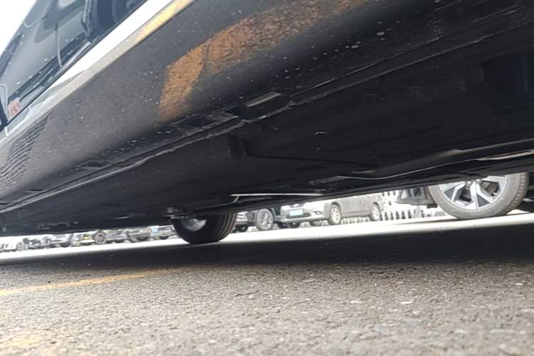 Used Hongqi H5 2025 2.0T Automatic Flag Edition – 500 000 Units Commemorative Version Left Side Sill
