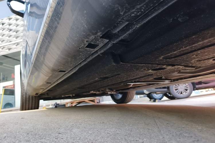 Used Hongqi H5 2025 2.0T Automatic Flag Edition – 500 000 Units Commemorative Version Left Side Sill