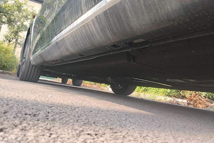 Used Hongqi H5 2025 2.0T Automatic Flag Edition – 500 000 Units Commemorative Version Left Side Sill