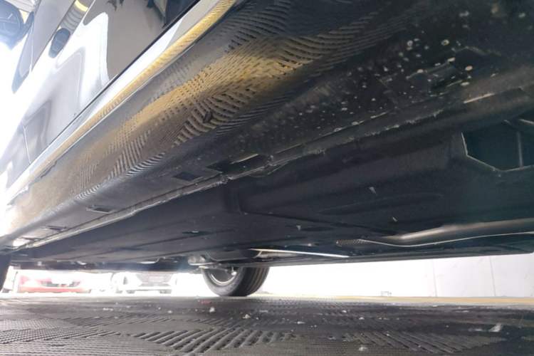 Used Hongqi H5 2025 2.0T Automatic Flag Edition – 500 000 Units Commemorative Version Left Side Sill