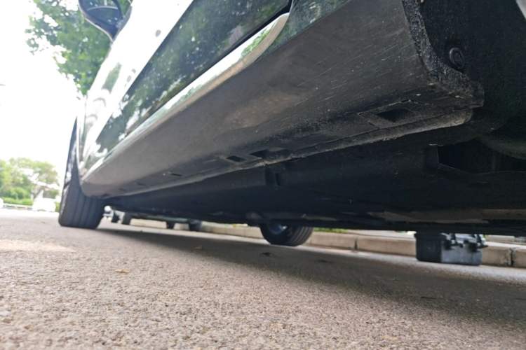 Used Hongqi H5 2025 2.0T Automatic Flag Edition – 500 000 Units Commemorative Version Left Side Sill