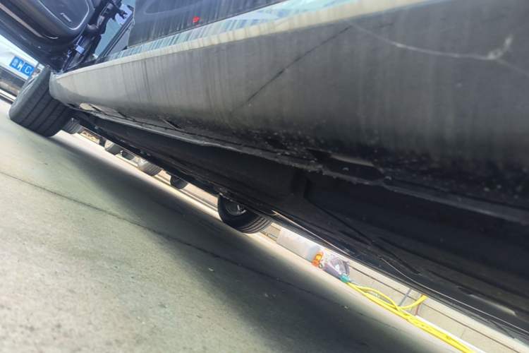 Used Hongqi H5 2025 2.0T Automatic Flag Edition – 500 000 Units Commemorative Version Left Side Sill
