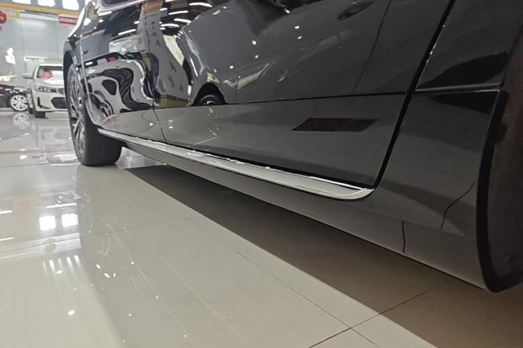 Used Hongqi H5 2025 2.0T Automatic Flag Edition – 500 000 Units Commemorative Version Left Side Sill