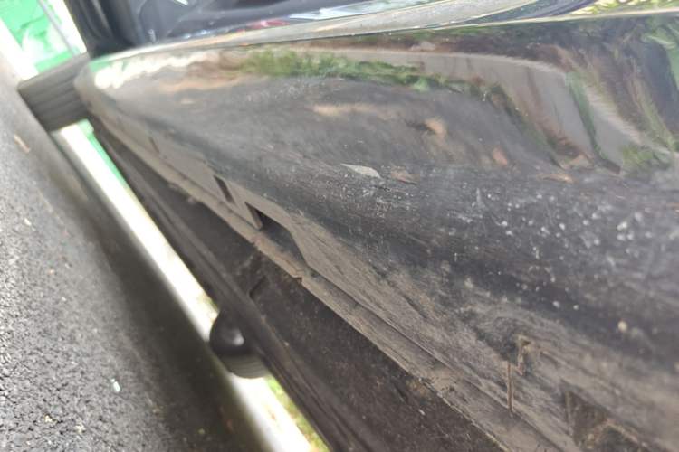Used Hongqi H5 2025 2.0T Automatic Flag Edition – 500 000 Units Commemorative Version Left Side Sill