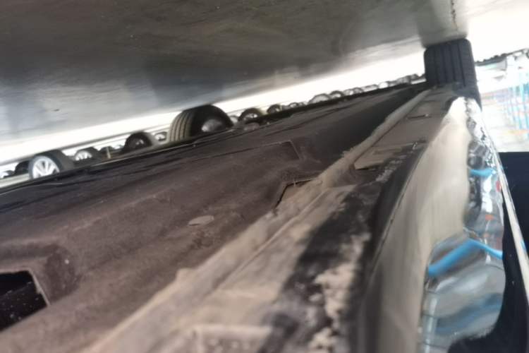 Used Hongqi H5 2025 2.0T Automatic Flag Edition – 500 000 Units Commemorative Version Left Side Sill