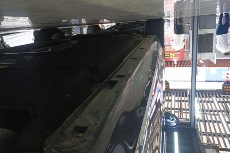 Used Hongqi H5 2025 2.0T Automatic Flagship 500 000th Unit Anniversary Edition Left Side Sill