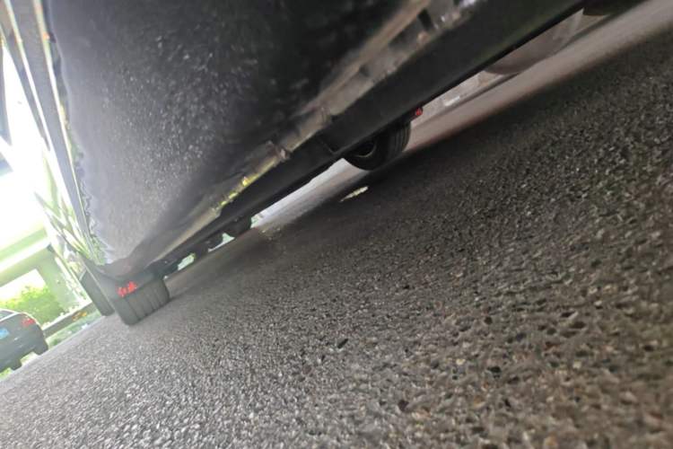 Used Hongqi H5 2025 2.0T Automatic Flag Edition – 500 000 Units Commemorative Version Left Side Sill