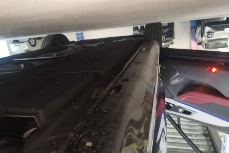 Used Hongqi H5 2025 2.0T Automatic Flag Edition – 500 000 Units Commemorative Version Left Side Sill