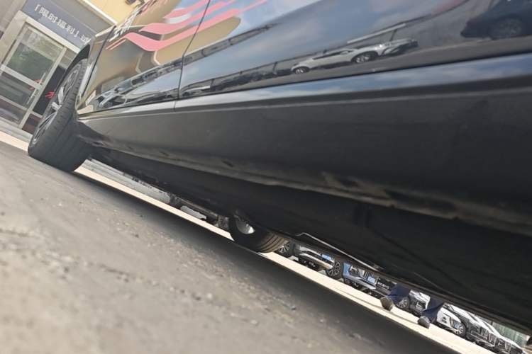 Used Hongqi H5 2025 2.0T Automatic Flag Edition – 500 000 Units Commemorative Version Left Side Sill