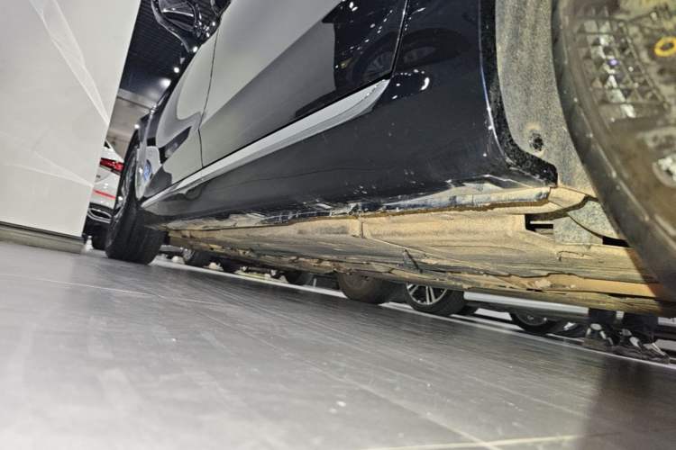 Used Hongqi H5 2025 2.0T Automatic Flag Edition – 500 000 Units Commemorative Version Left Side Sill