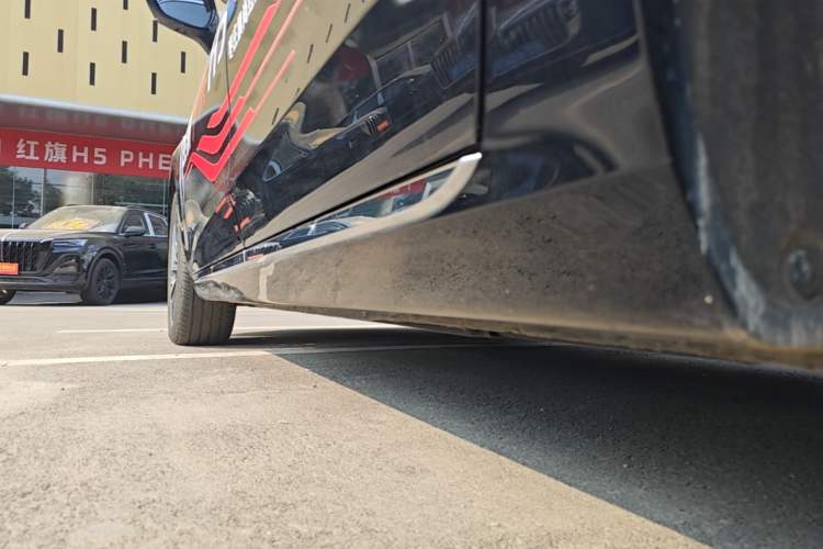 Used Hongqi H5 2025 2.0T Automatic Flag Edition – 500 000 Units Commemorative Version Left Side Sill