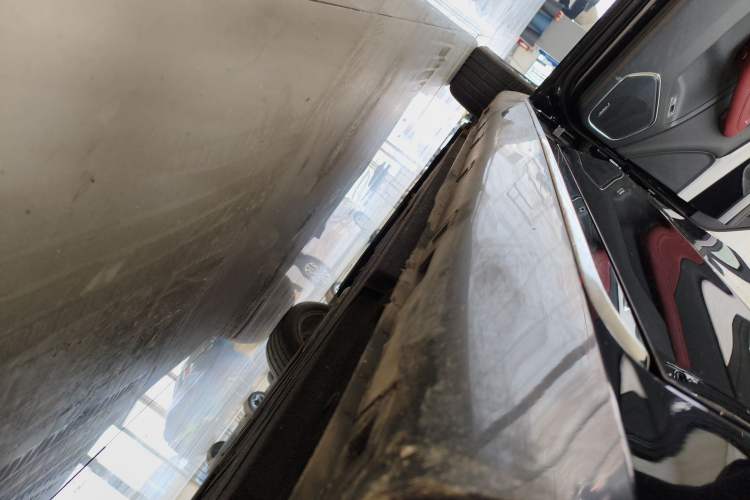 Used Hongqi H5 2025 2.0T Automatic Flag Edition – 500 000 Units Commemorative Version Left Side Sill