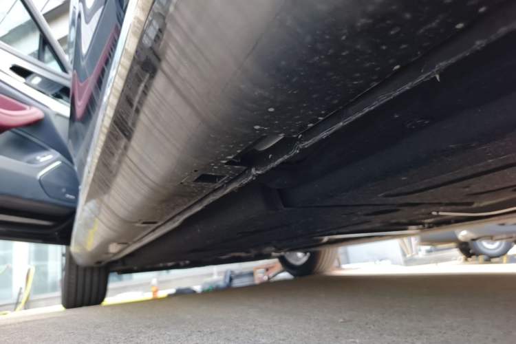 Used Hongqi H5 2025 2.0T Automatic Flag Edition – 500 000 Units Commemorative Version Left Side Sill