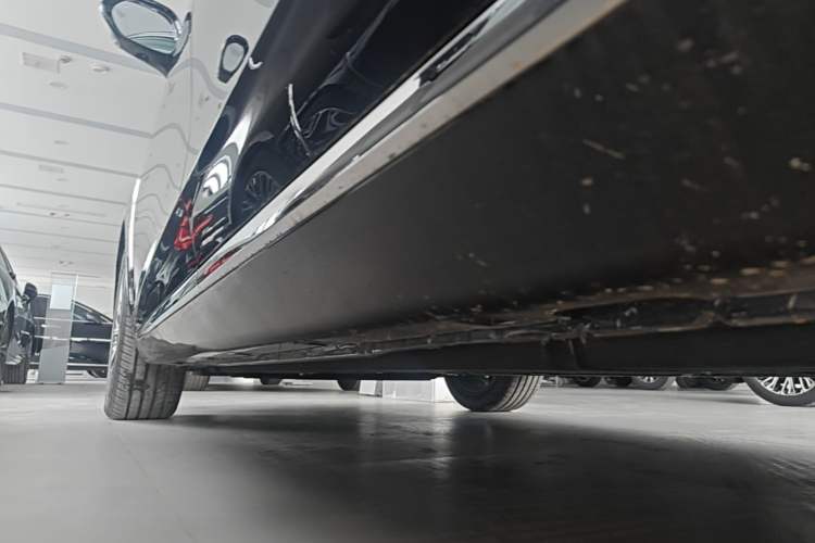 Used Hongqi H5 2025 2.0T Automatic Flag Edition – 500 000 Units Commemorative Version Left Side Sill