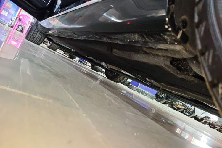 Used Hongqi H5 2025 2.0T Automatic Flag Edition – 500 000 Units Commemorative Version Left Side Sill