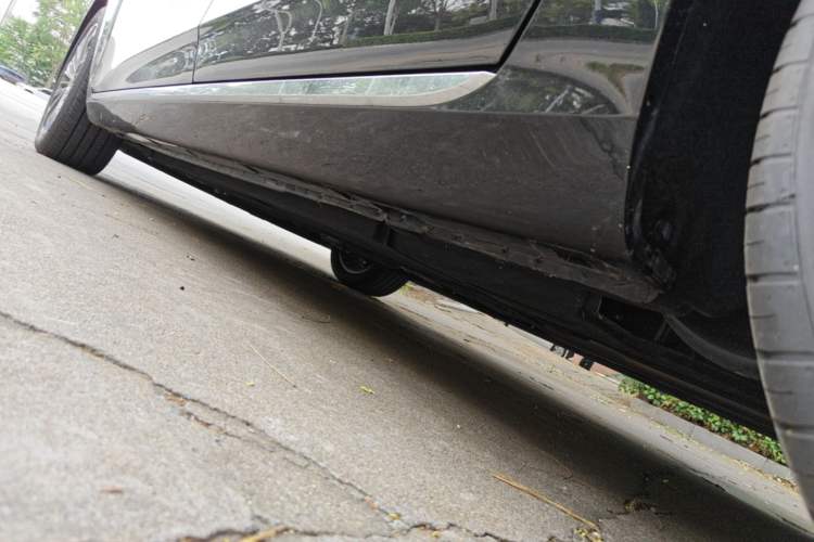 Used Hongqi H5 2025 2.0T Automatic Flag Edition – 500 000 Units Commemorative Version Left Side Sill