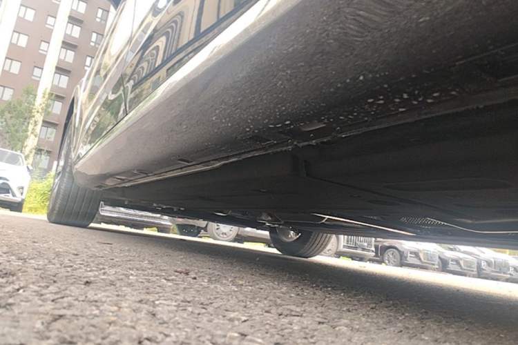 Used Hongqi H5 2025 2.0T Automatic Flag Edition – 500 000 Units Commemorative Version Left Side Sill