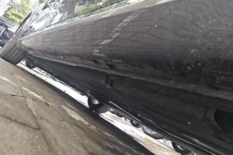 Used Hongqi H5 2025 2.0T Automatic Flag Edition – 500 000 Units Commemorative Version Left Side Sill