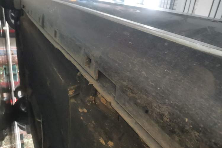 Used Hongqi H5 2025 2.0T Automatic Flag Edition – 500 000 Units Commemorative Version Left Side Sill