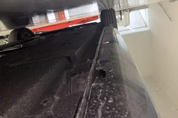 Used Hongqi H5 2025 2.0T Automatic Flag Edition – 500 000 Units Commemorative Version Left Side Sill